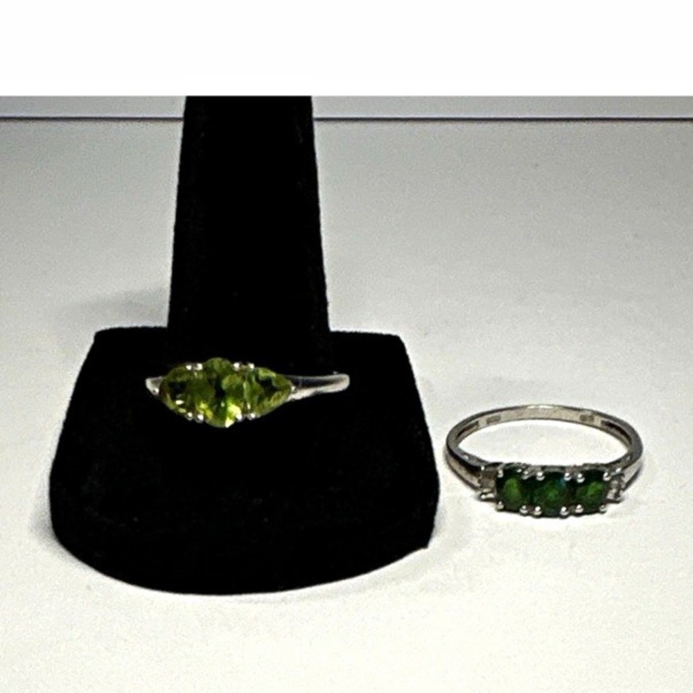 Set of 2 sterling silver .925 Metal Band Rings w/ Green Stones, Prong Setting 8
